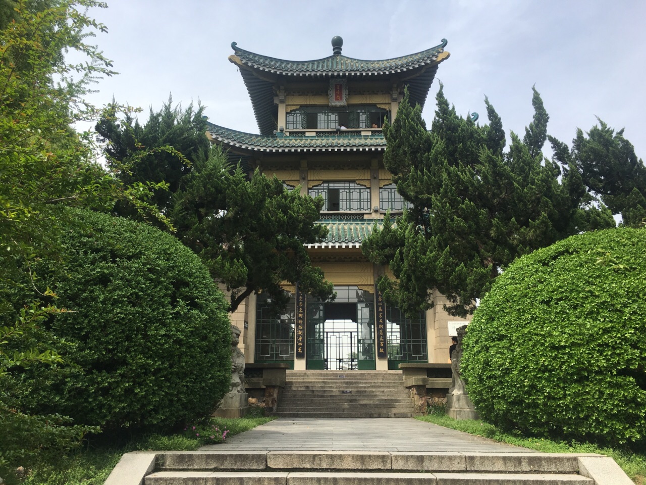 该景区建有以纪念爱国诗人屈原为主体的景点群,旅游点有行吟阁,长天楼