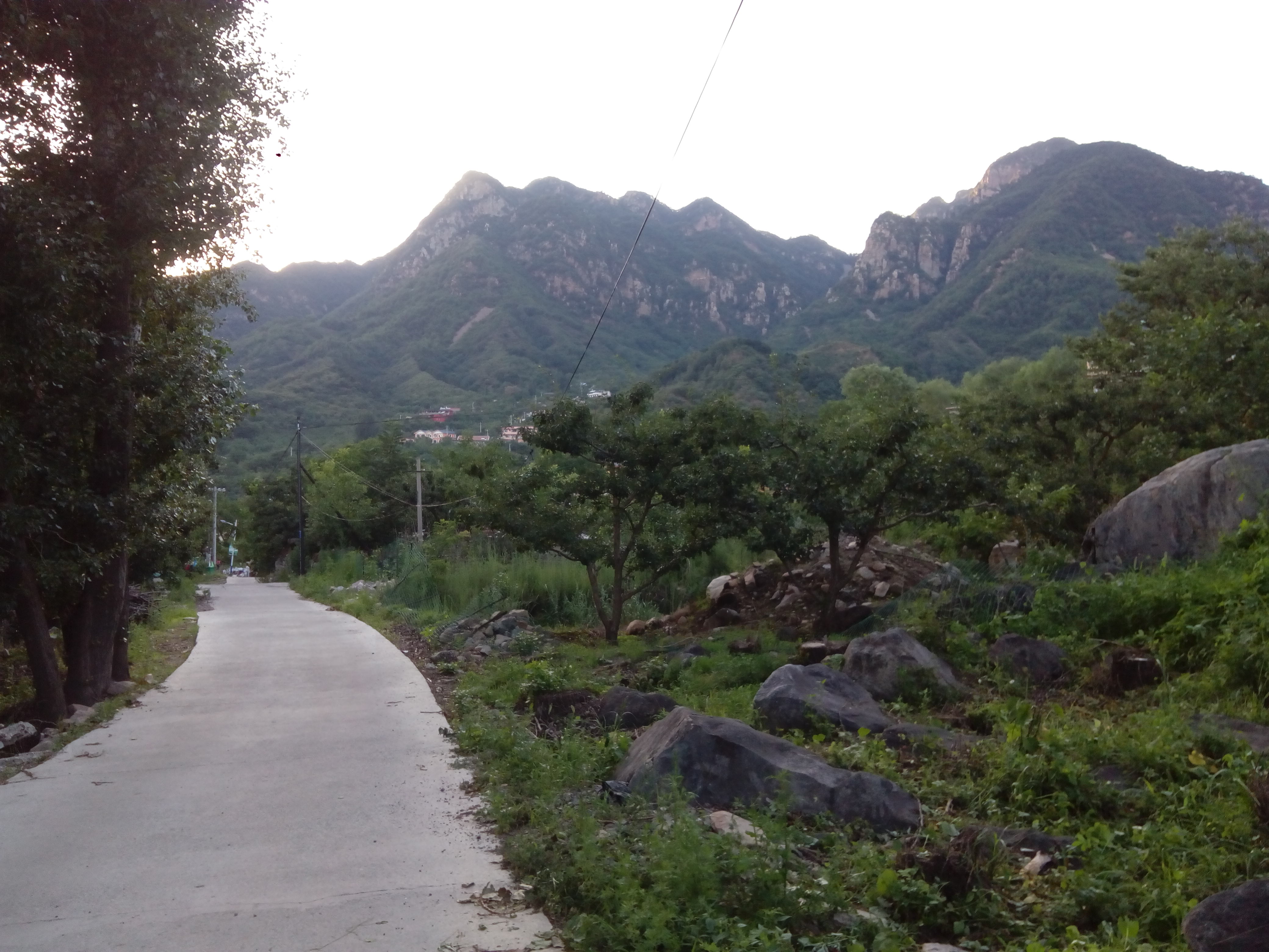 承德兴隆青松岭花市村艳华山庄玉硕农家院，住宿三餐竟然才90每人 - 哔哩哔哩