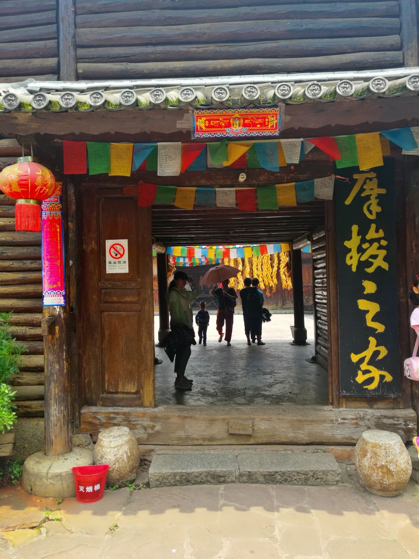 1比例分别建设云南26个民族的村寨,目前已建成12个村寨加一个摩梭之家