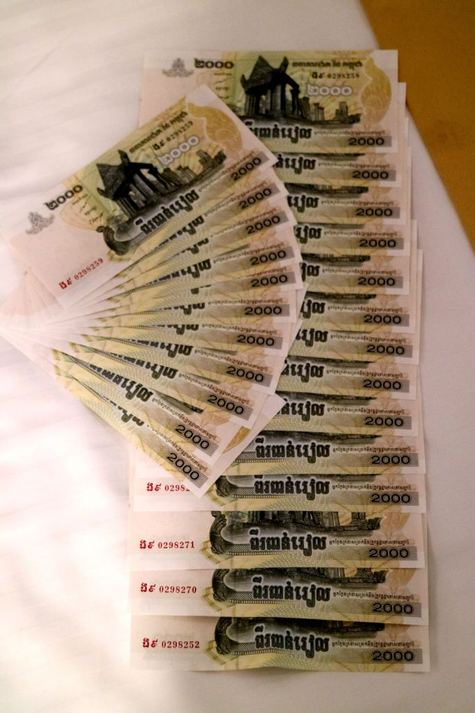 柬埔寨当地的货币为瑞尔,人民币1:500的汇率,同时当地可以用美元和