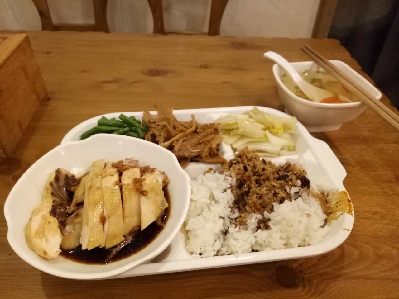 离公司近,一荤三素,营养均衡,价格也实惠,经常吃.