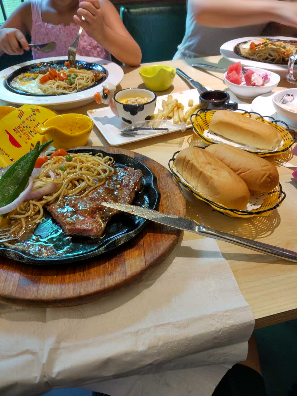 2022豪客来牛排(鼓楼名店街店)美食餐厅,一家人都吃撑了!