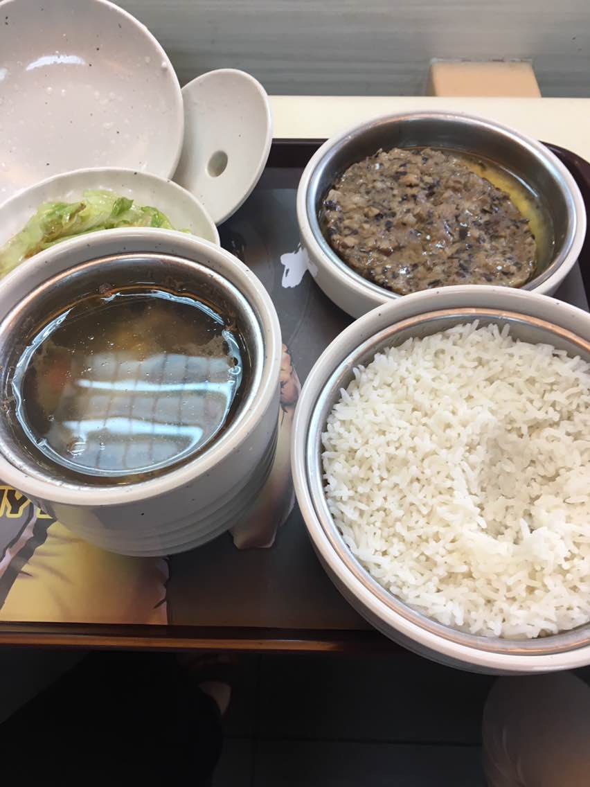 大润发的真功夫真不错,点的肉饼饭套餐,女儿每次去吃必点,味道好,环境