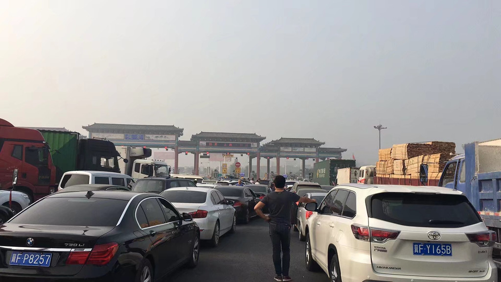 早上,保定出来赶上大雾了.高速封闭到9点,图为等待上高速的车辆.