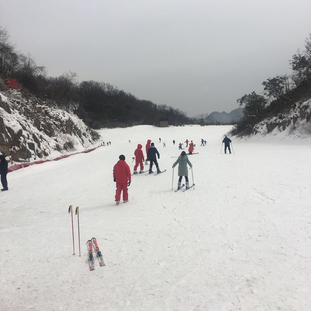 m25****0935                          有雪,现在是九皇山冰雪节.