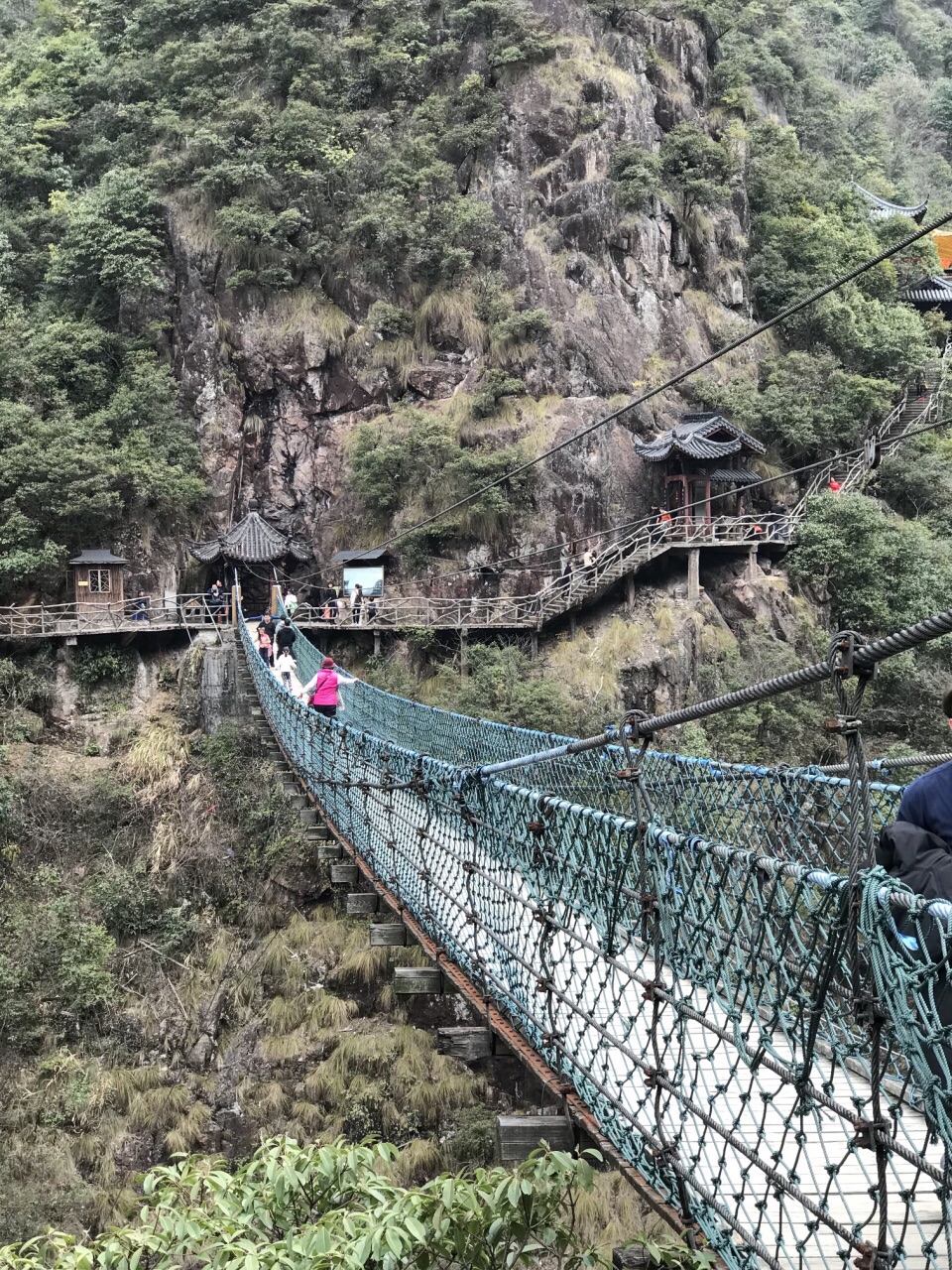 风景优美,路程适宜,2小时左右可以走完,有铁锁桥,玻璃栈道,空中滑索