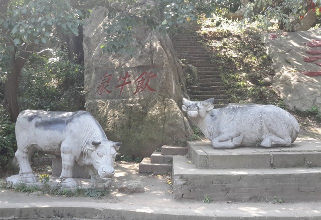 
北普陀山位于锦州市西北角,原来叫观音洞,里面有一个滴水观音