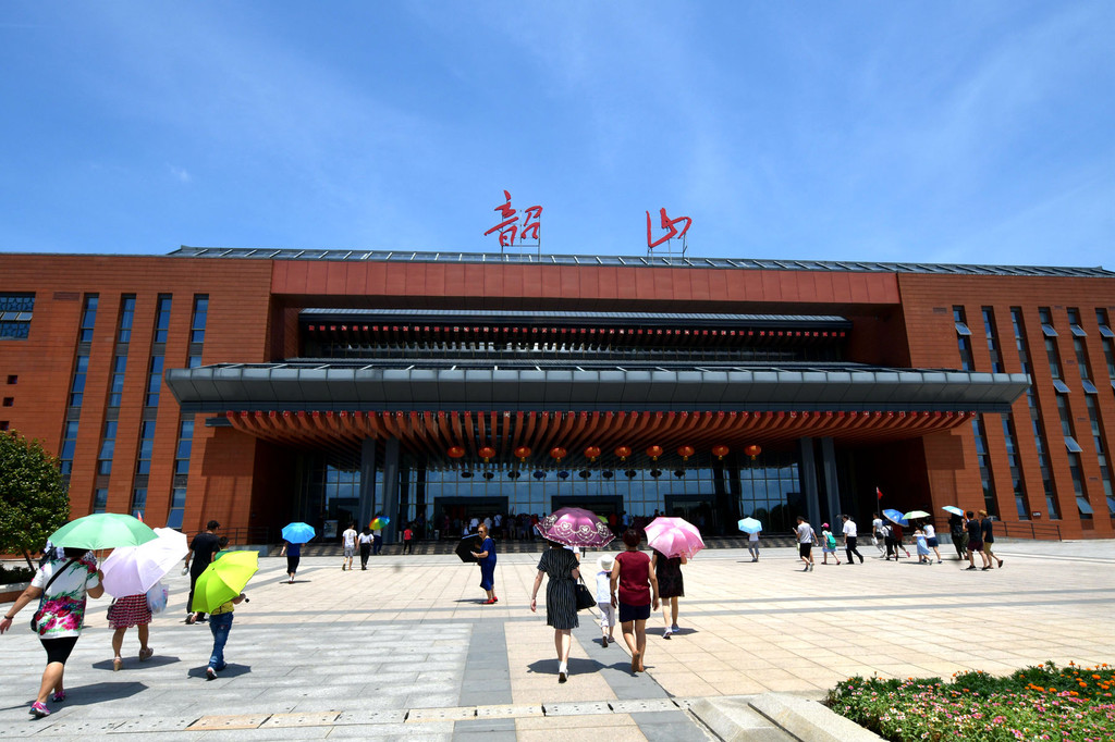 韶山长途汽车站修的比一般二,三线城市的长途汽车站都要好.