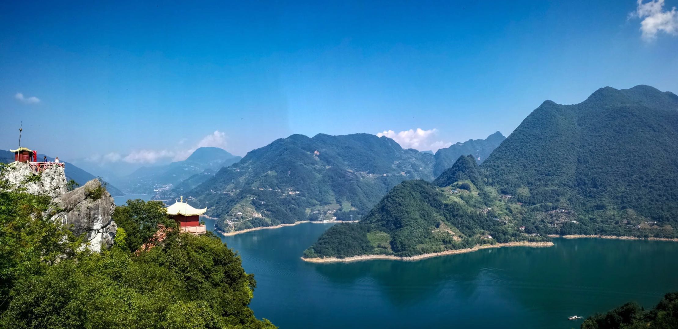 一样,船上有救生衣,整个行程大约五个多小时,在武落钟离山下船上岸爬