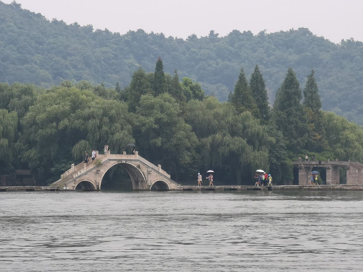 鉴湖位于绍兴城西南,是柯岩风景区中的一大景点,湖上桥堤相连,景色宜