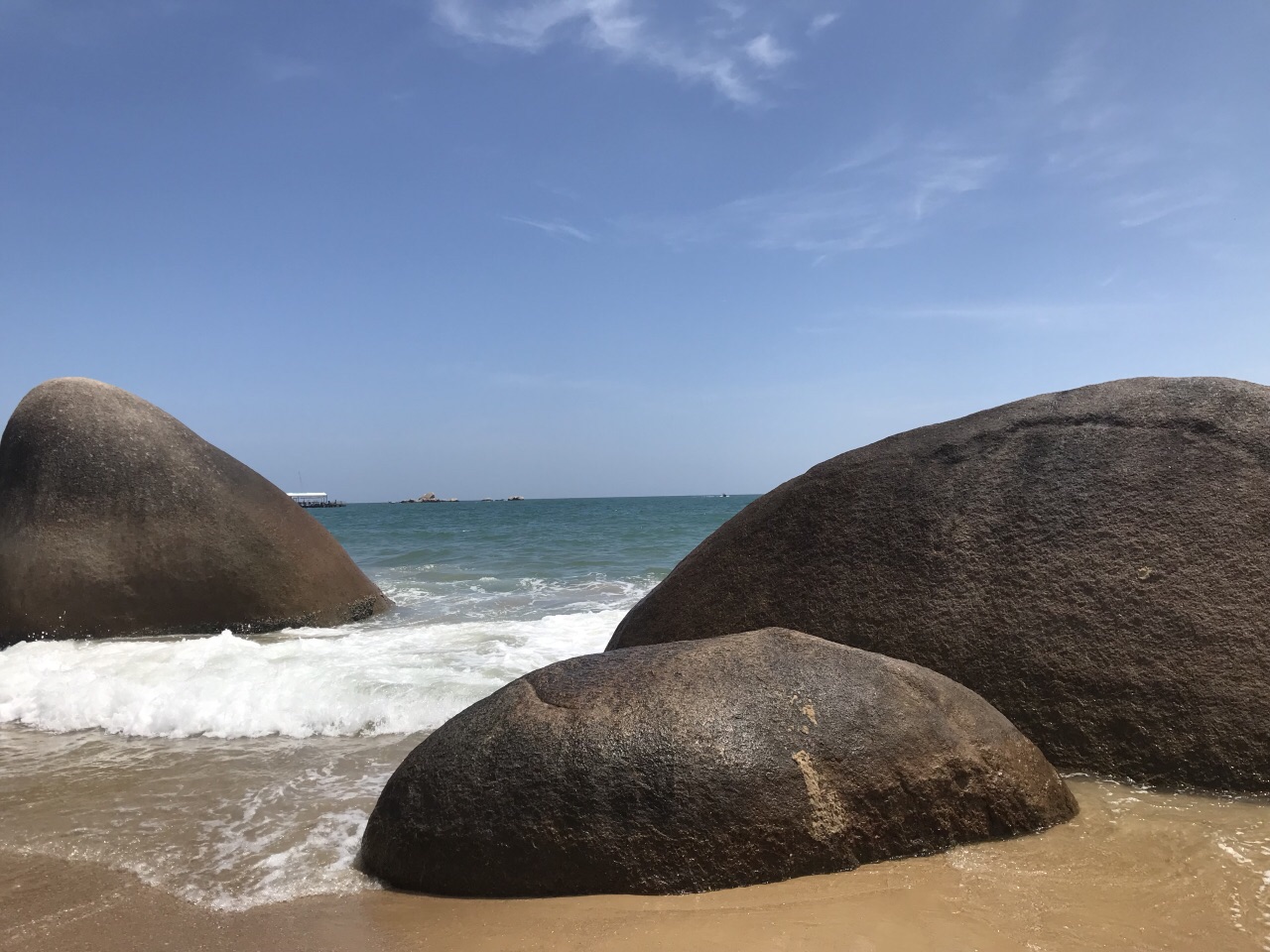 海边的大石头也是风景,虽然天涯海角只是2块石头,但是意思并不一样,在