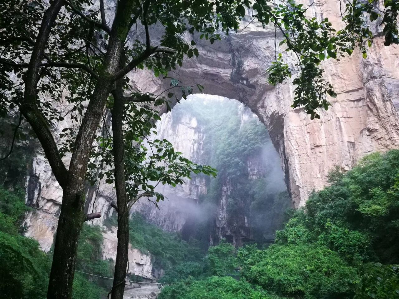 织金大峡谷是贵州省毕节市织金县风景区, 总长3公里,又称"一线