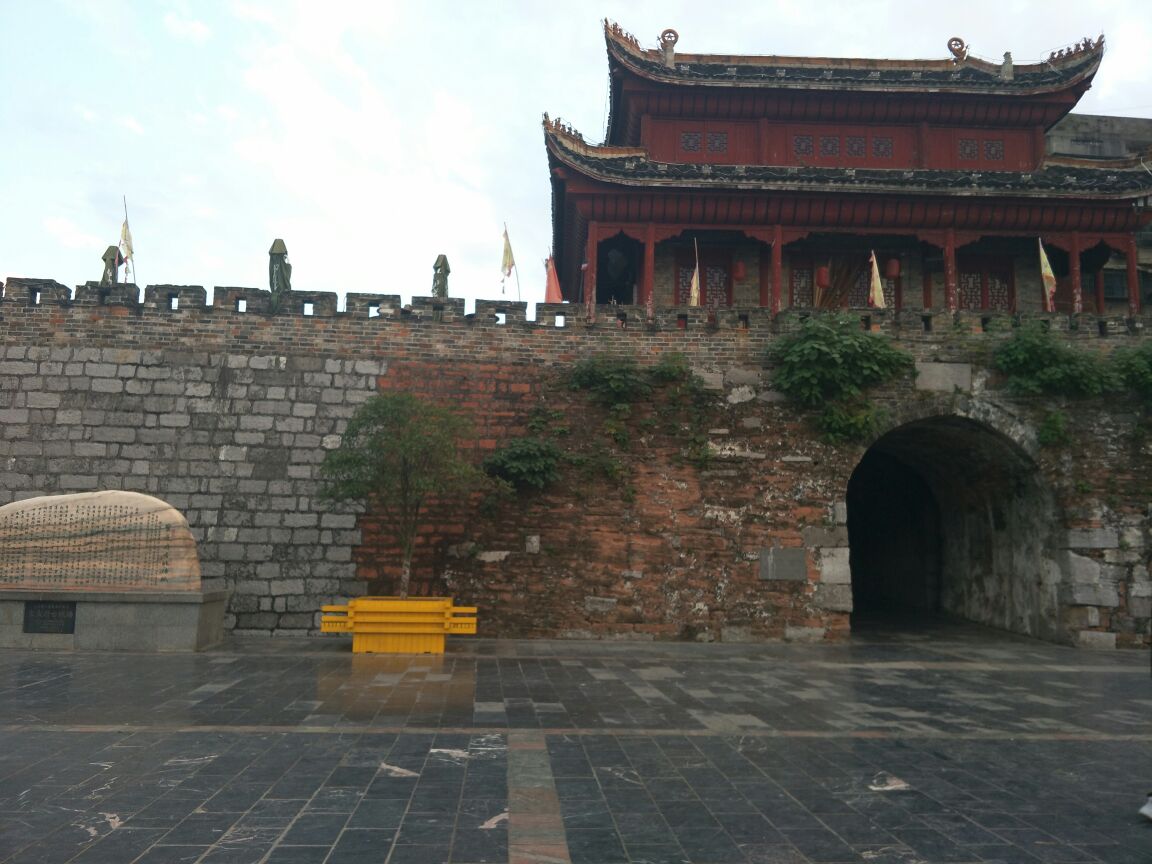 宝庆府古城墙在资水边东起沿江桥西到临津门大约有700米左右有两个