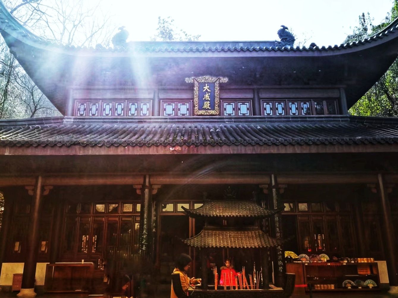 
万松书院也被称作"梁祝书院",是因为民间传说梁山伯与祝英台