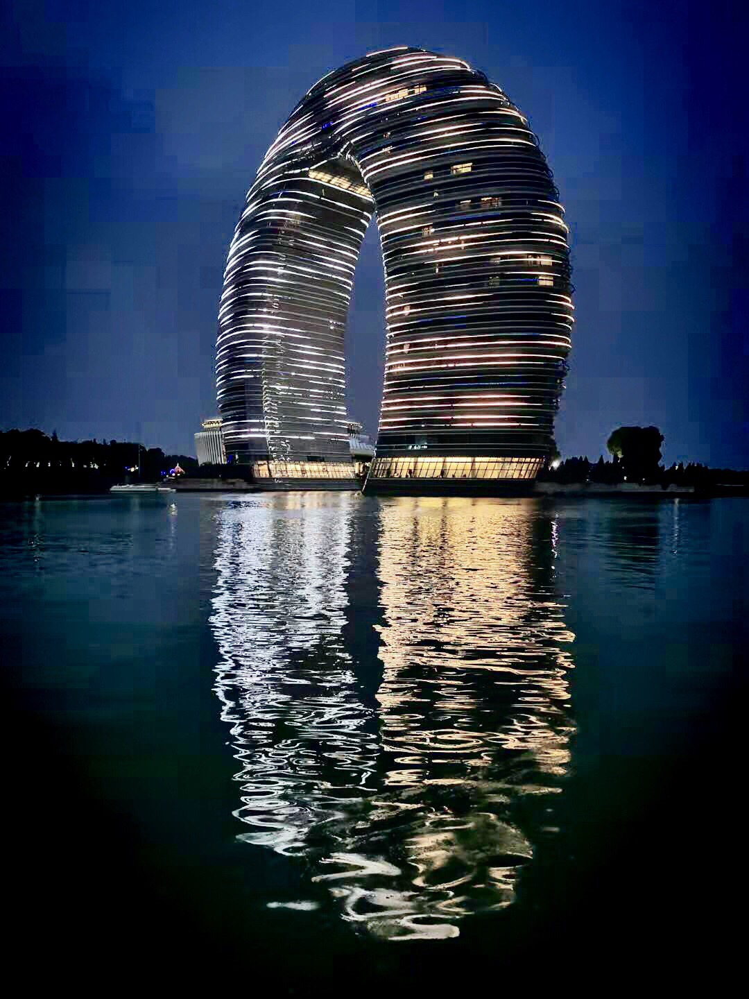 太湖月亮湾风景区值得一看,位于太湖的南侧,月亮湾广场各种美食应有