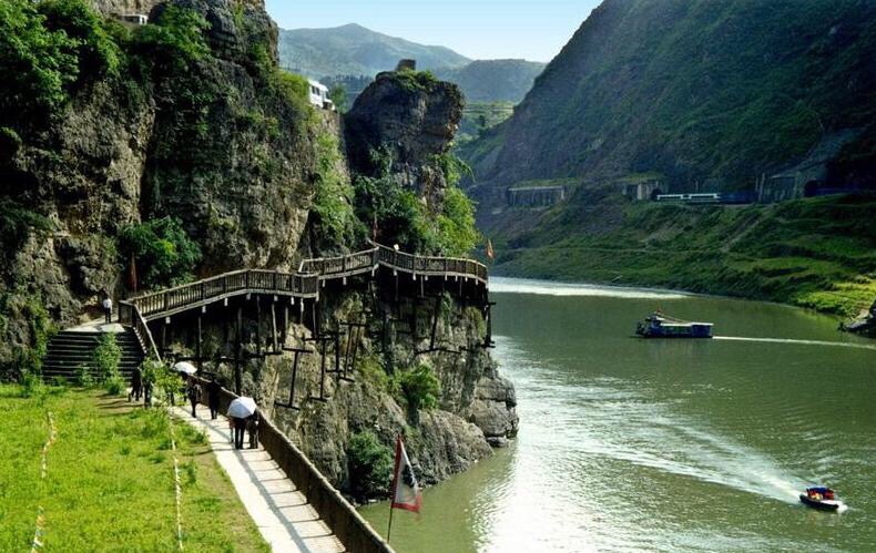 灵巫洞景区是大宁河除巫山小三峡外中上段景区的总称,是奉节-巫溪