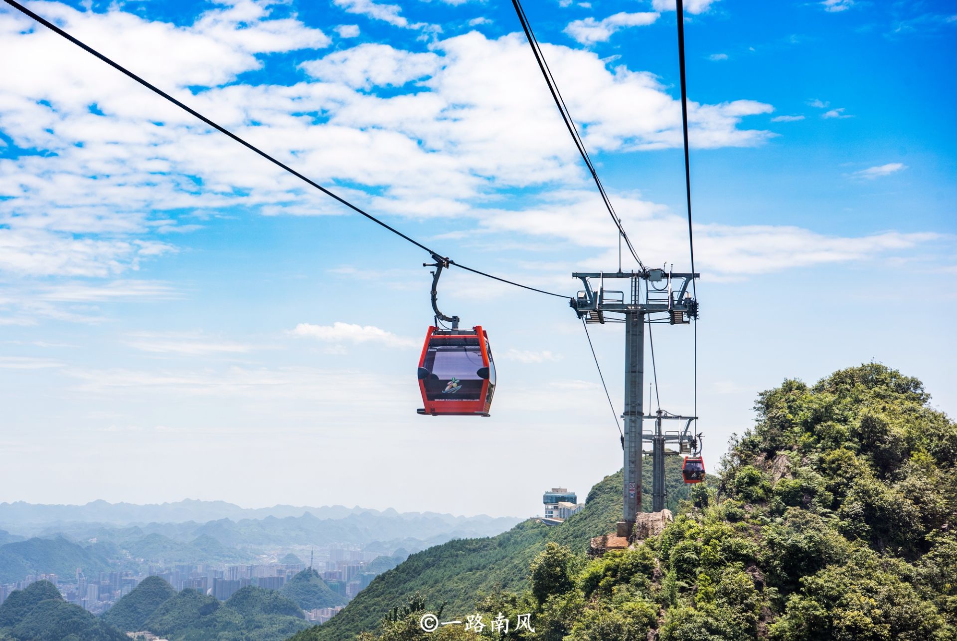 它就是位于贵州六盘水市梅花山旅游景区内的梅花山索道,这条索道全长9