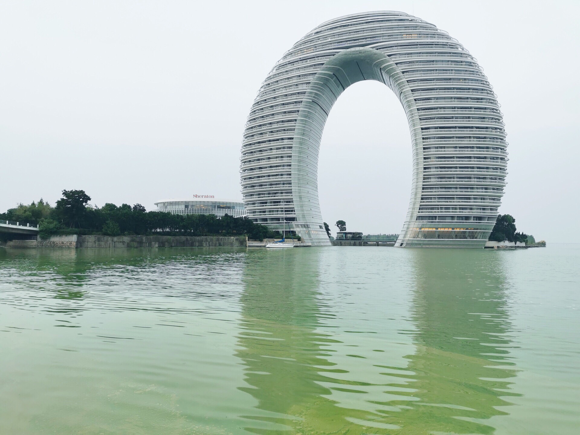 太湖月亮湾风景区值得一看,位于太湖的南侧,月亮湾广场各种美食应有