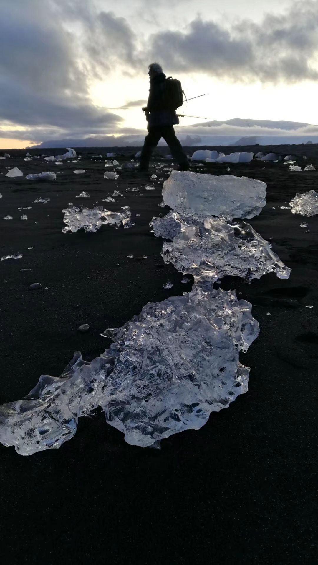 冰岛钻石黑沙滩—位于冰岛杰古沙龙冰河湖的对面的钻石黑沙滩,实在