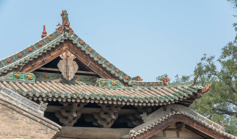 是全国仅存的几座元代戏台之一,单檐歇山顶,后来清代又在前台加了卷棚
