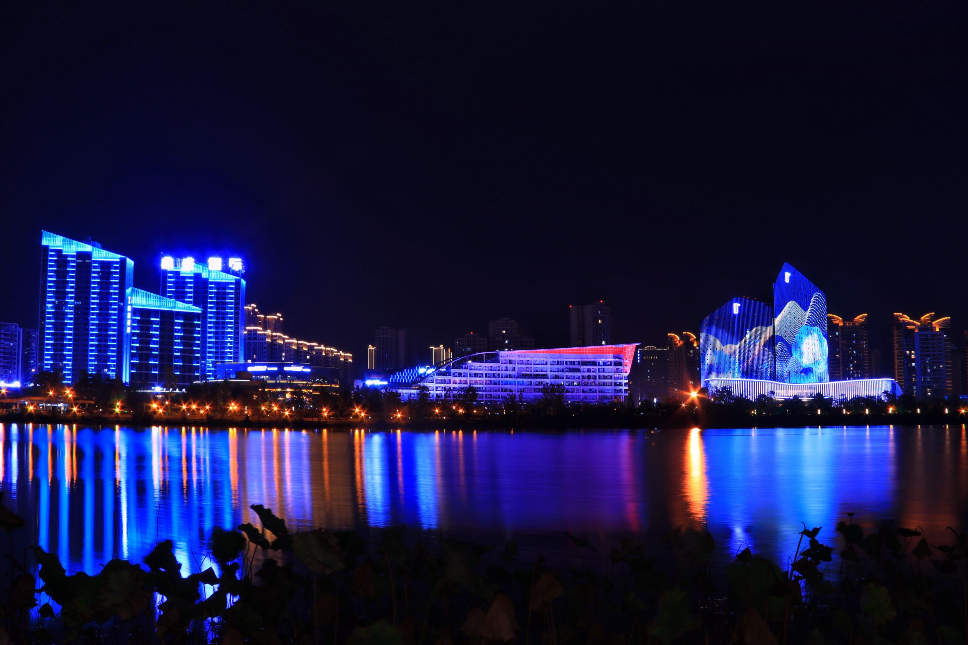 四川省 遂宁市观音湖圣莲岛和仁里水乡的城市夜景,少了以前的"