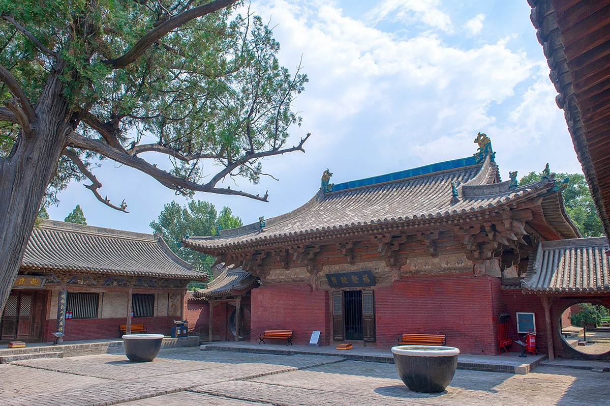 平遥古城外的镇国寺万佛殿,始建于五代十国时的北汉天会七年,距今已有