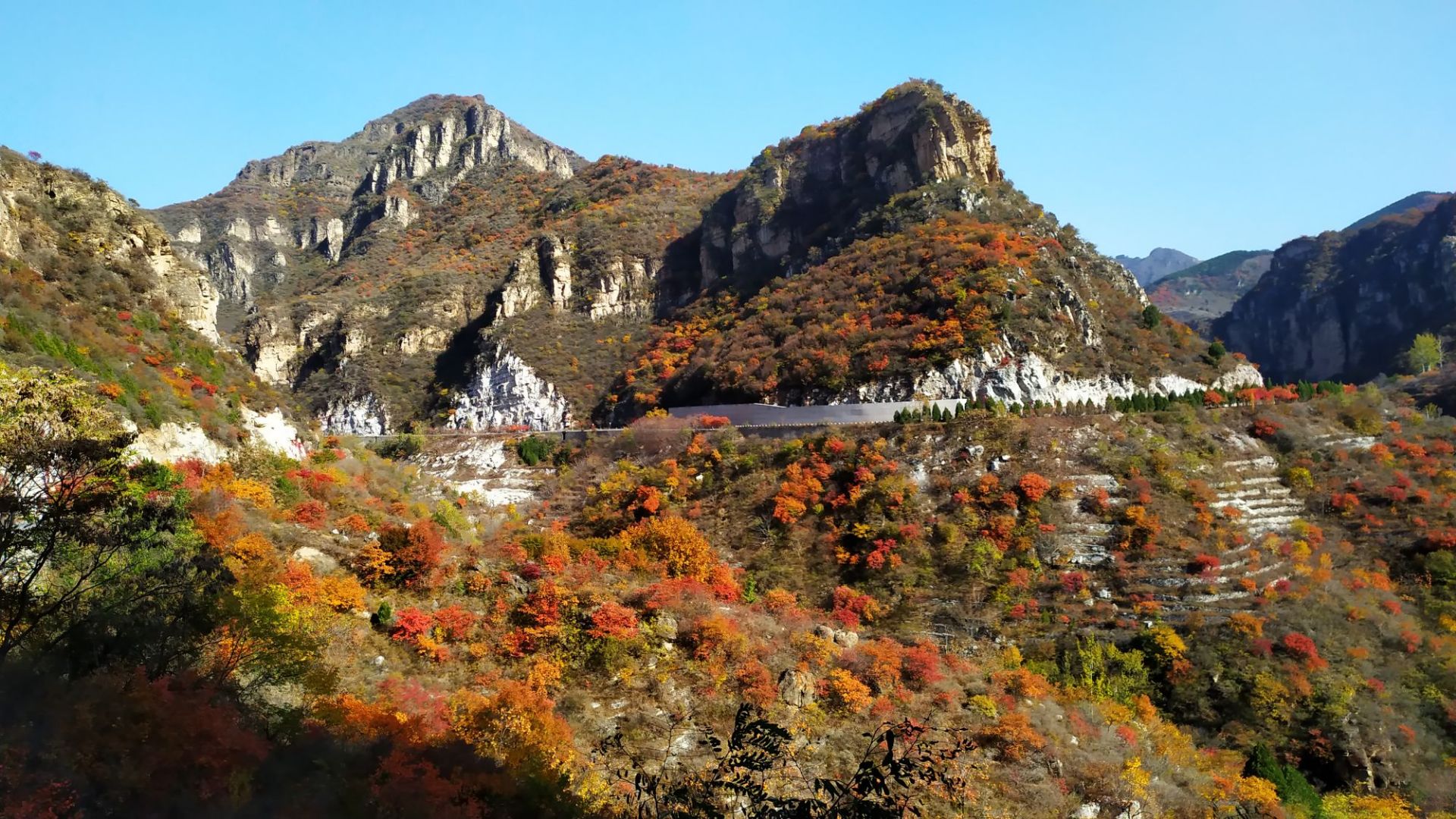 六石路位于房山区,虽然没有相邻很近的红井路弯多炫酷,但重要的是车少