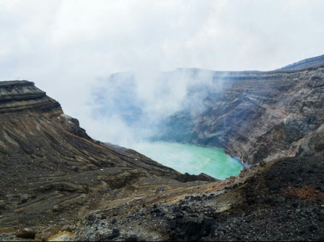 阿苏山是日本著名的活火山,贯穿了大分县和熊本县两个地方,有着当今