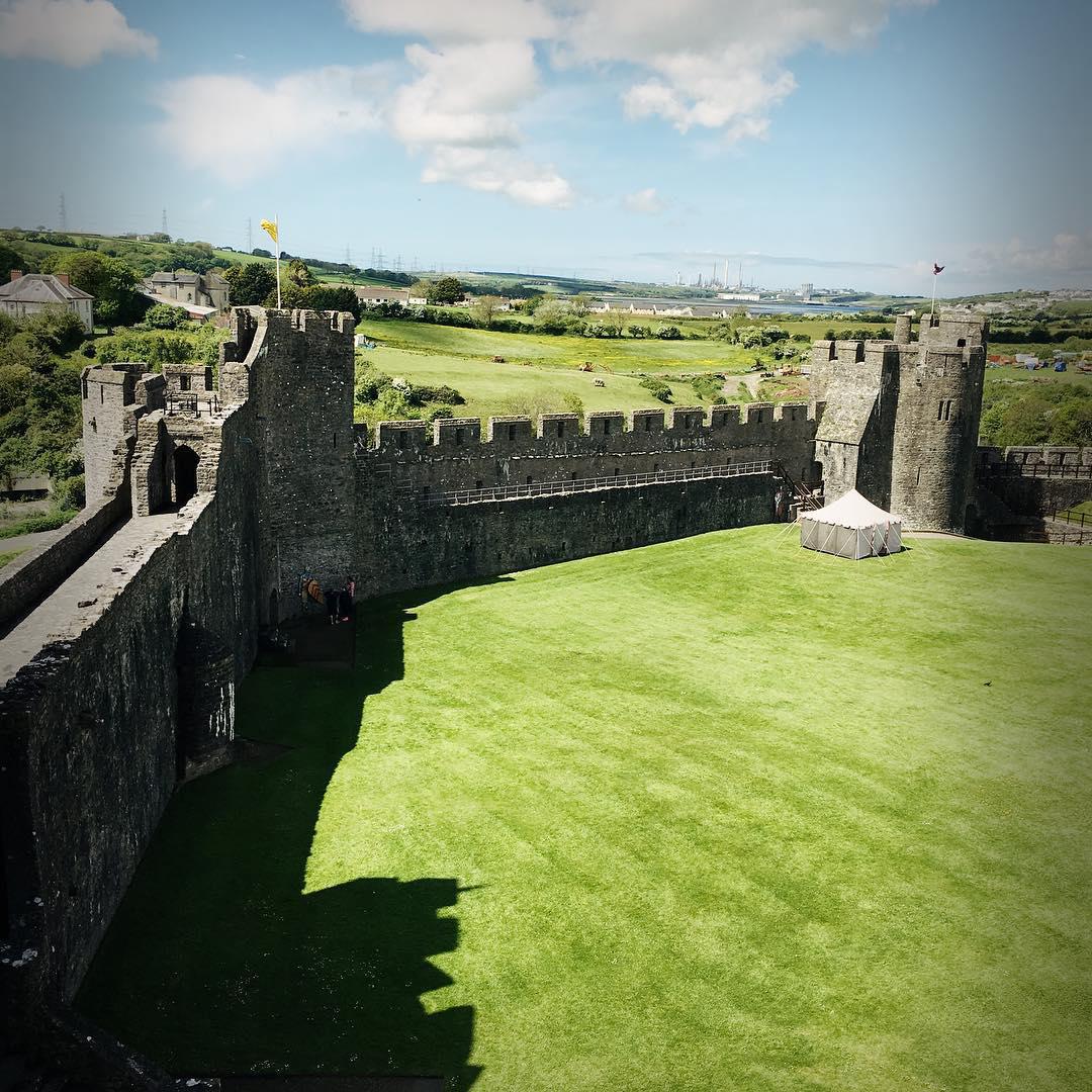 

pembroke castle翻译过来就是彭布罗克城堡的意思