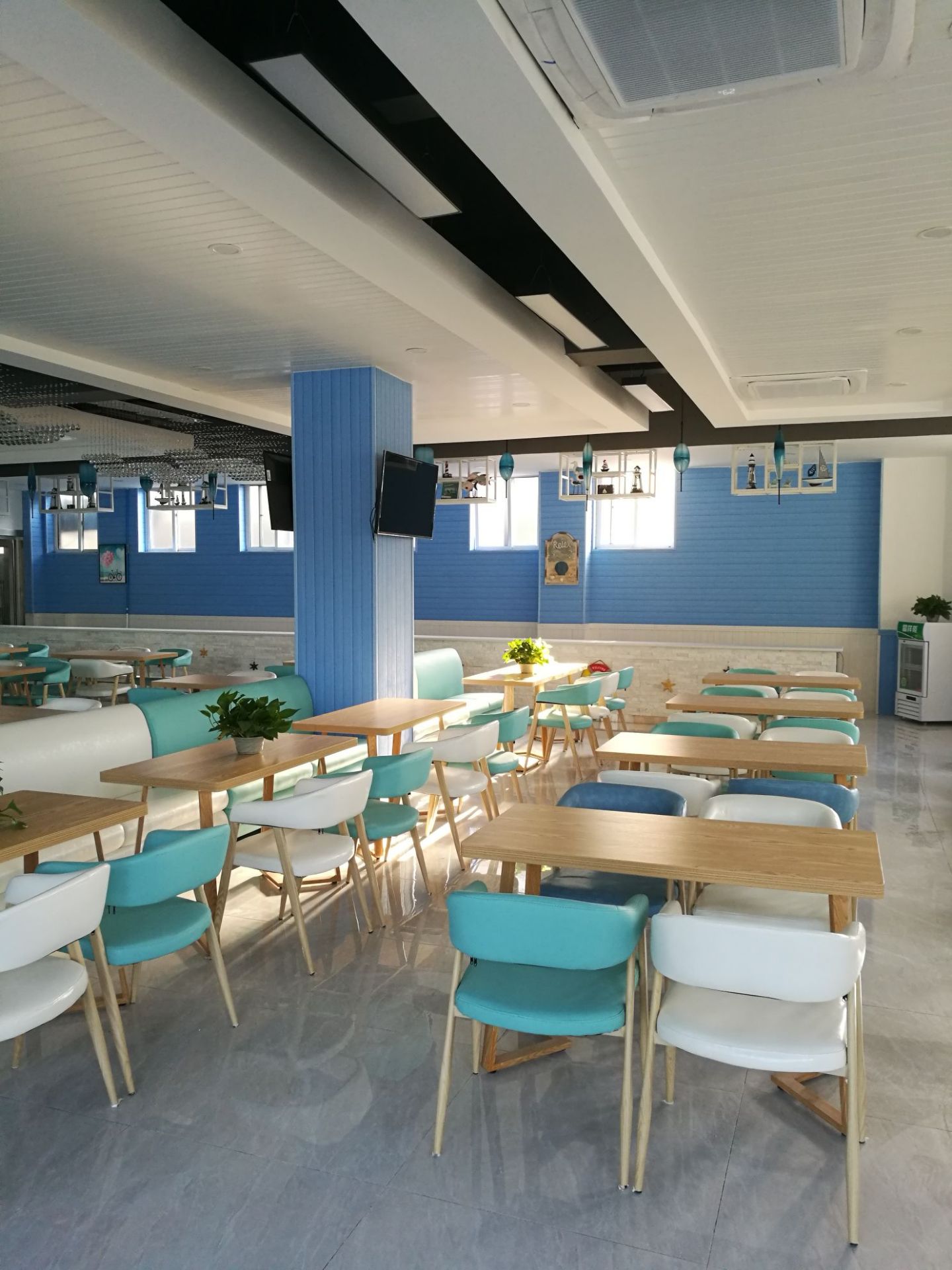 潍坊工商职业学院二楼餐厅中品一禾餐饮
