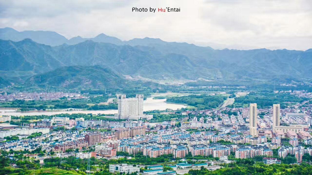 来到浙江天台县,发现赤城山可能是出镜率最高的景点了,因为其离城区