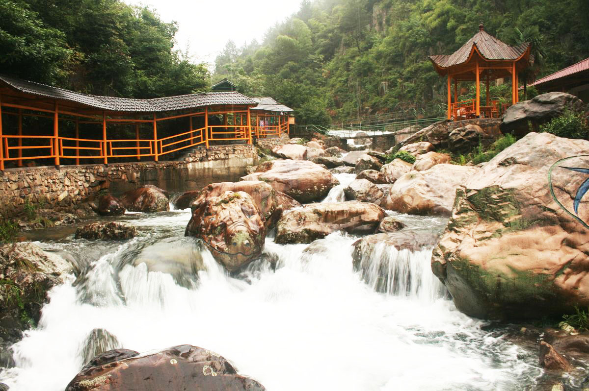 天目大峡谷就是原来的火山大石谷,地处杭州临安西天 .