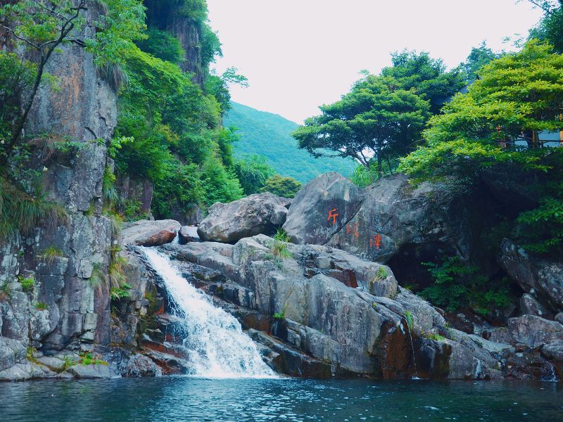 "进入景区后"景区游步道的终点是幽谷饭店 1 426 天目大峡谷"