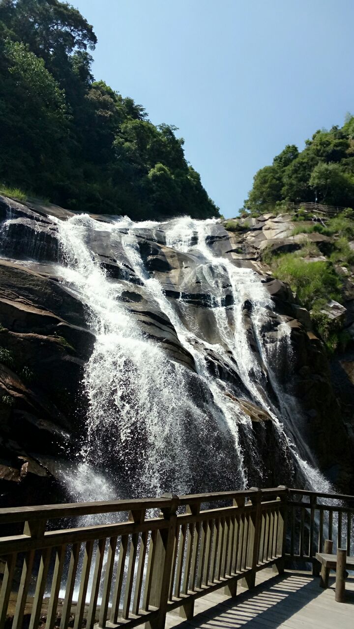 司机告诉我们山上的古村落更好玩,还有很多农家乐,住宿什么的,而且
