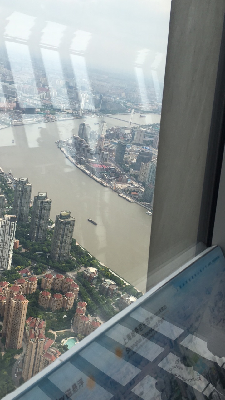 三栋大楼可以选择,之所以选择来环球,看中了它的玻璃栈道