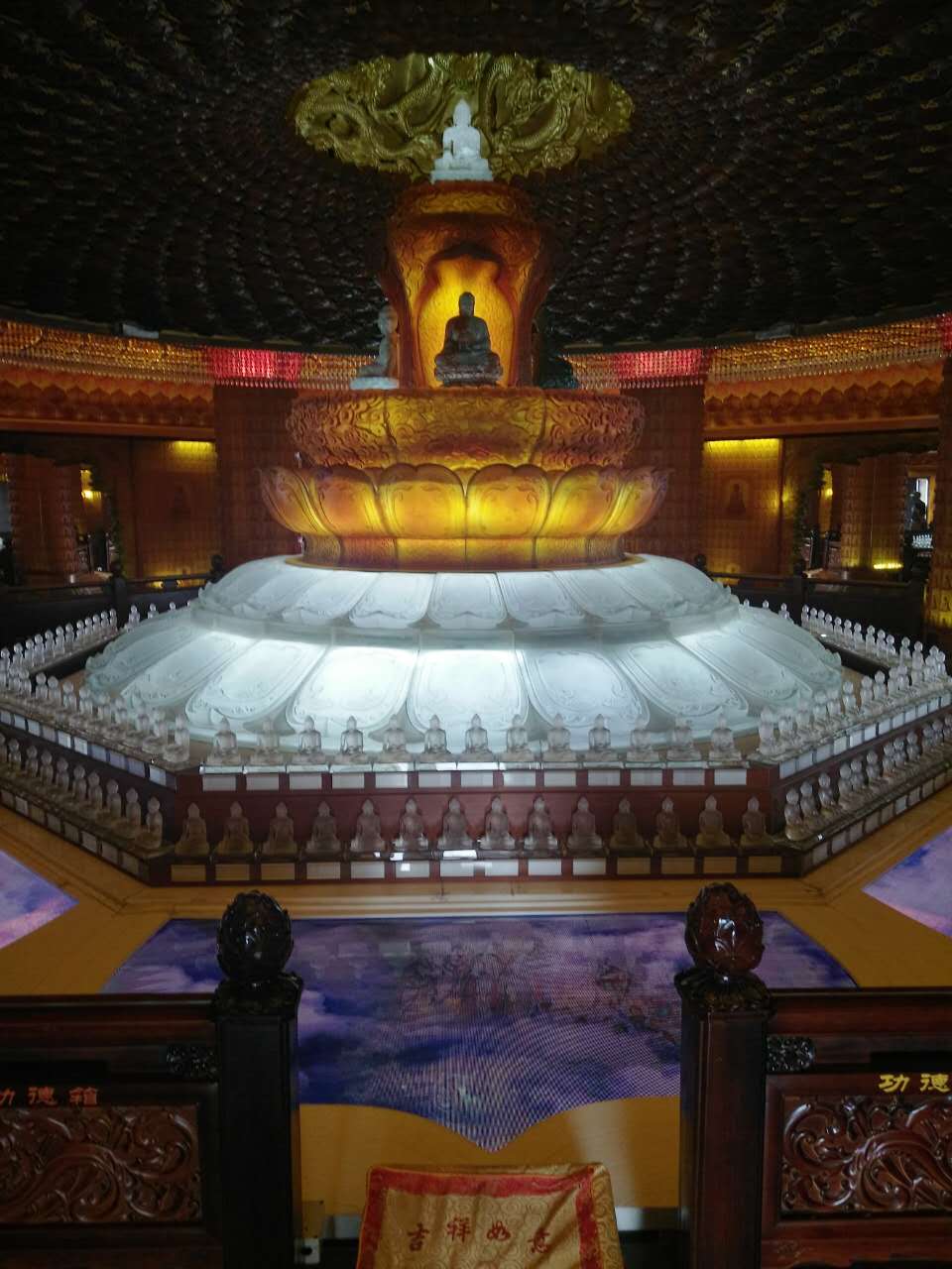 在西门,西门进去先到天宁宝塔,正门进去是先大雄宝殿再宝塔