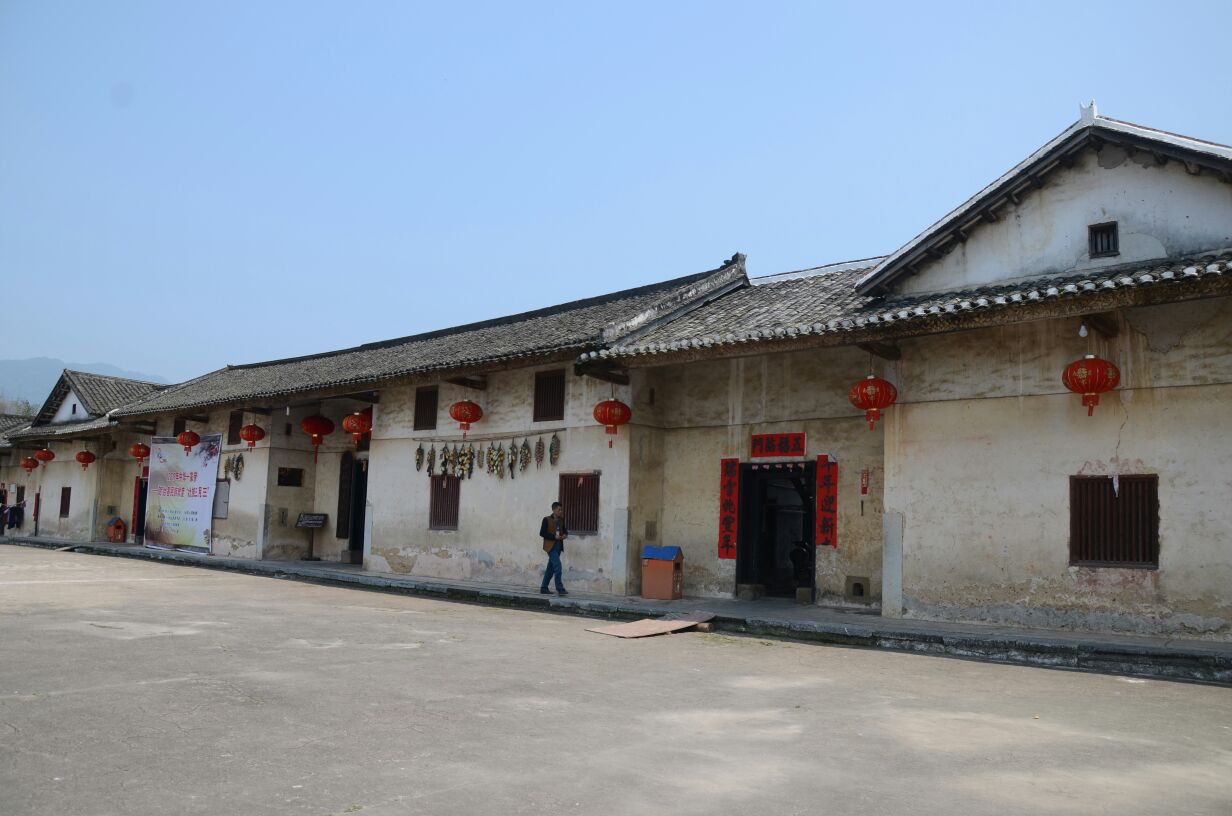 说实话真没什么好看的,主要反映客家文化内涵和建筑风格,房屋年旧失