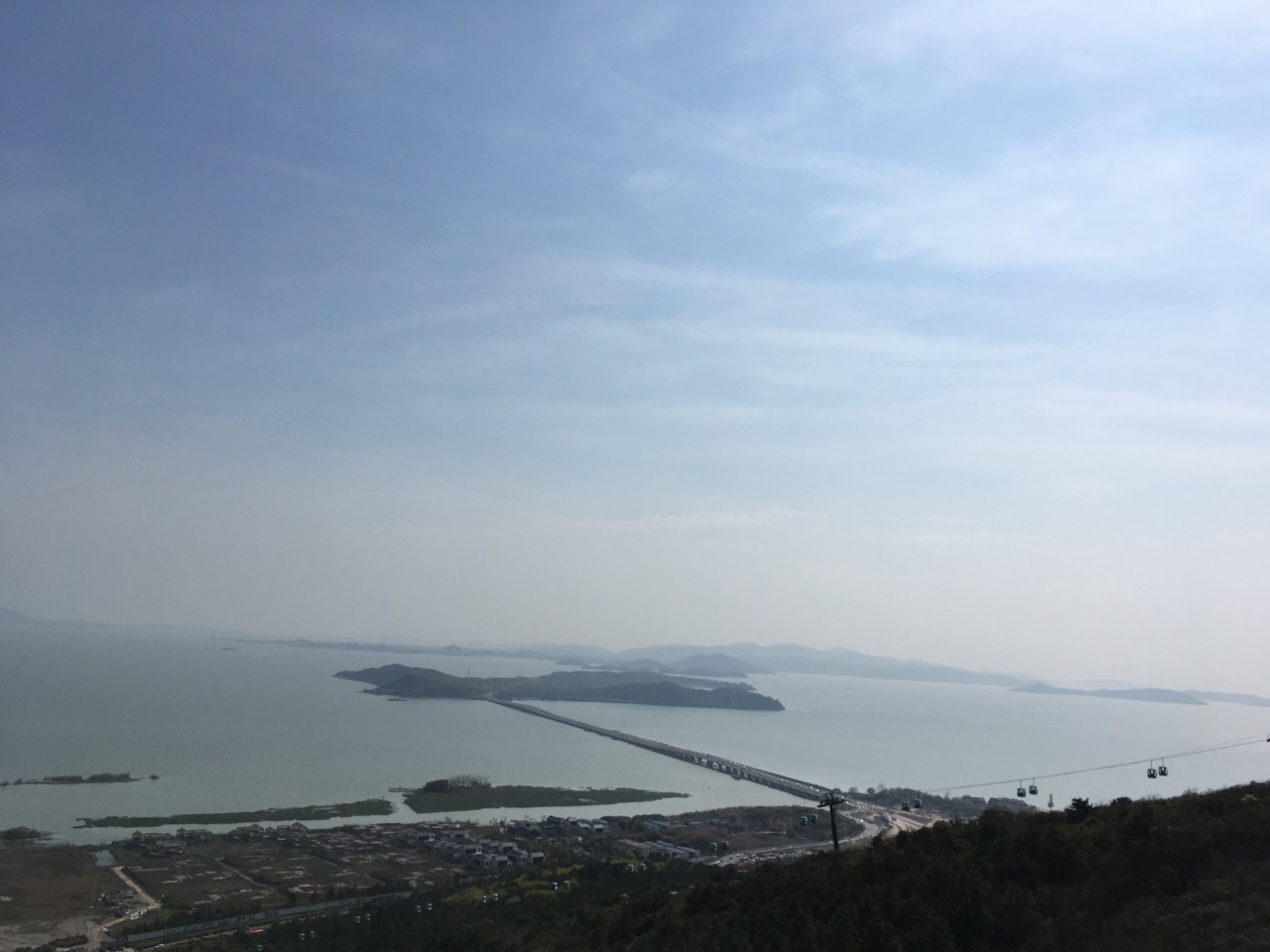 天气晴好的情况下登上渔洋山,可以看到东山和西山在太湖中的全景