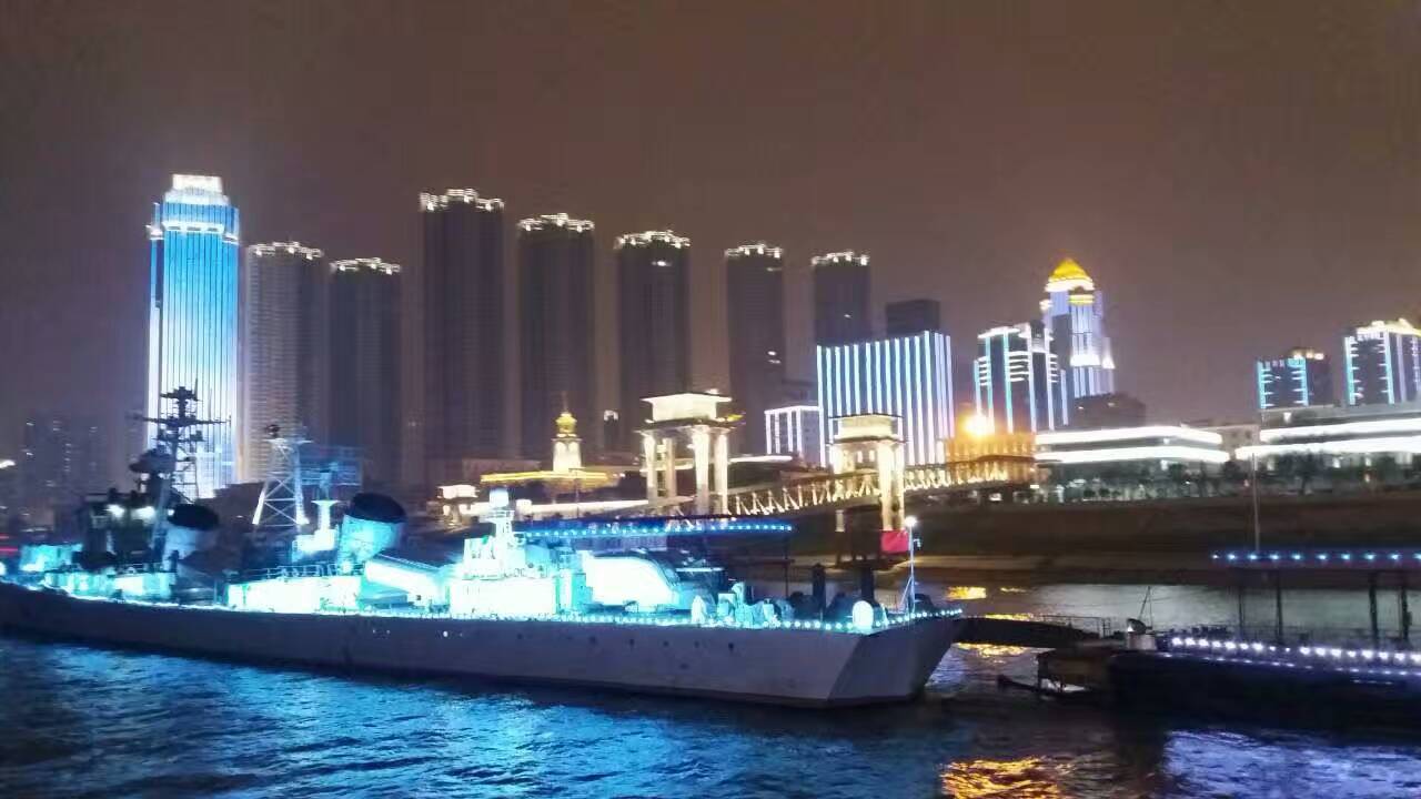乘坐船长9号夜游长江,观看两岸建筑物上灯光非常美丽,不错的项目
