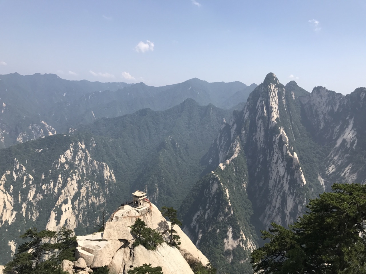 在索道上可以鸟瞰华山奇景.让人感叹不已.