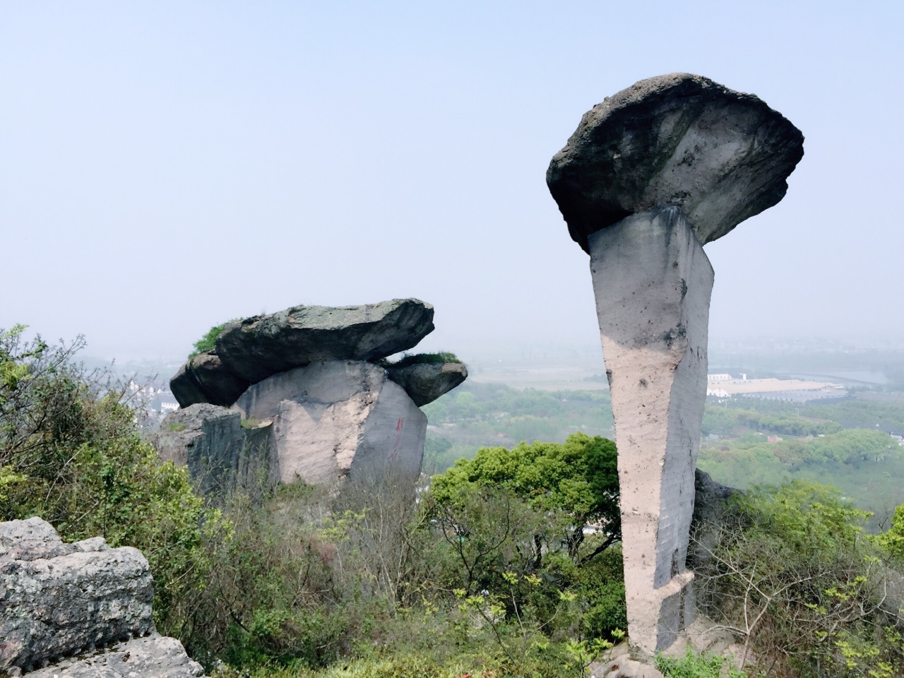 再早一个星期去应该更美更灿烂,雄壮的吼山石依旧高昂挺拔,总之是绍兴