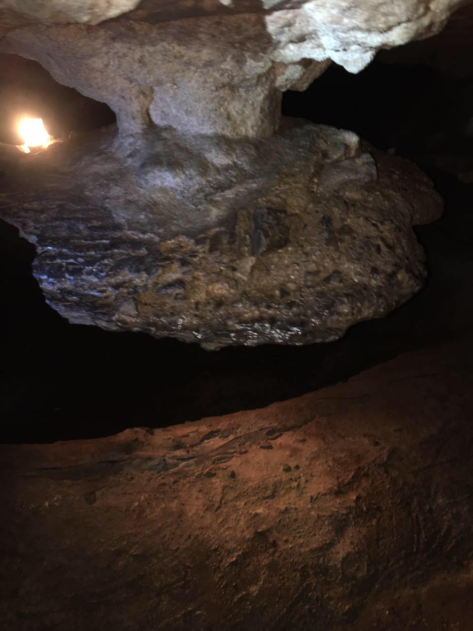 太极洞很大,分旱洞和水洞,去的时候正好有个导游在讲解,建议先进旱洞