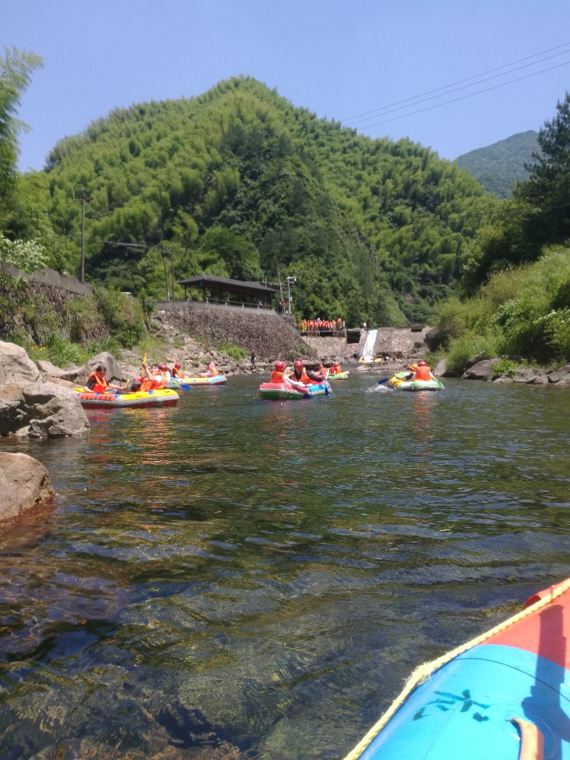 龙王山峡谷漂流