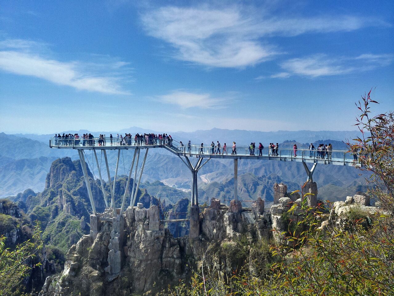 风景不错,大家可以做缆车上去,走着下来,山顶观景台很美 2017-04-19