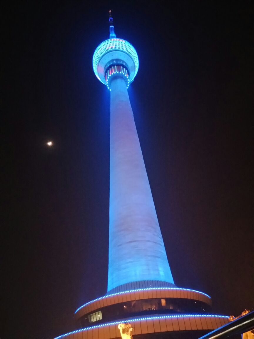 和女朋友一起去的,夜景很美,旋转餐厅过节人挺多的没去成,不错哦