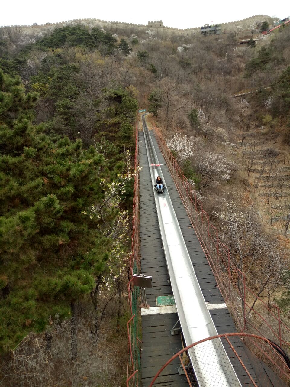 慕田峪外国人多,景区设计一流,我在携程买门票加摆渡车,已经索道上