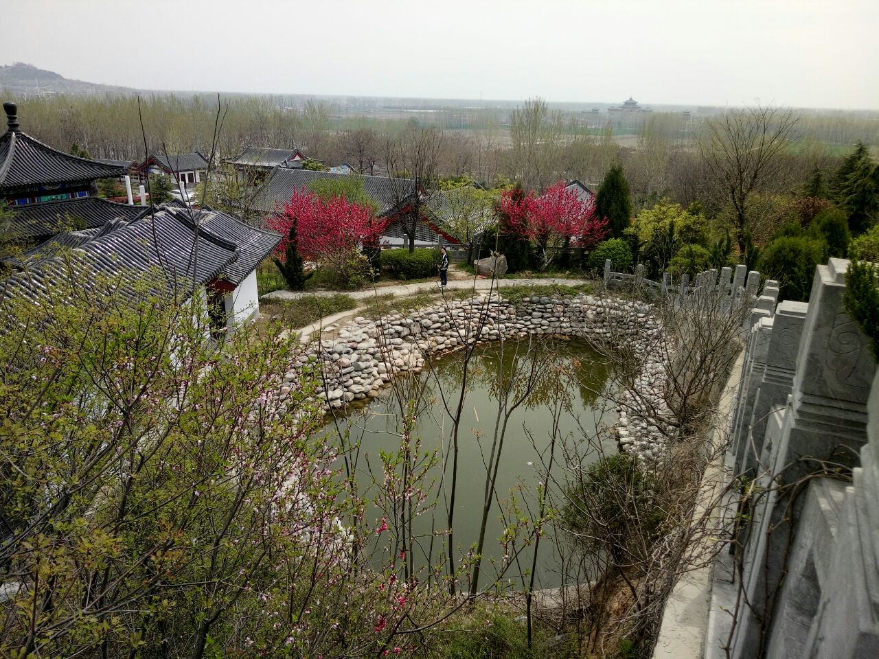 山中景色宜人,但是还有很多景点在建中,景点之间距离较大,自驾旅游