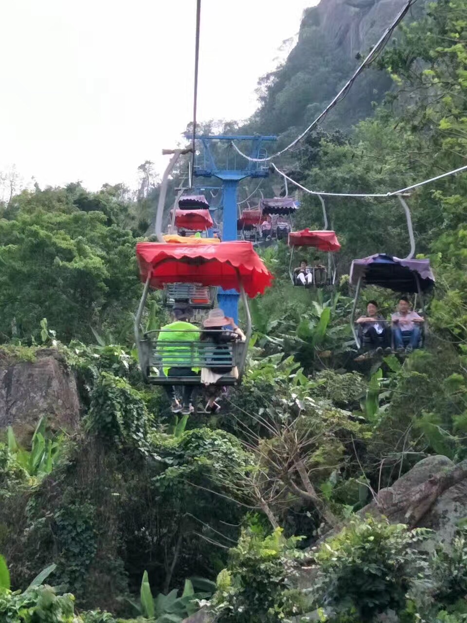 带着全家人到白石岭,那边风景优美,山很好?