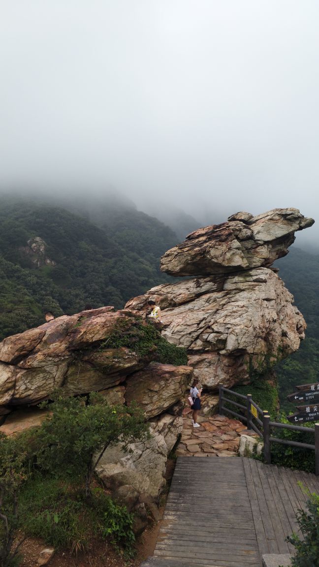 去云台山,当天正好爬到山顶,云开雾散,风景很美.