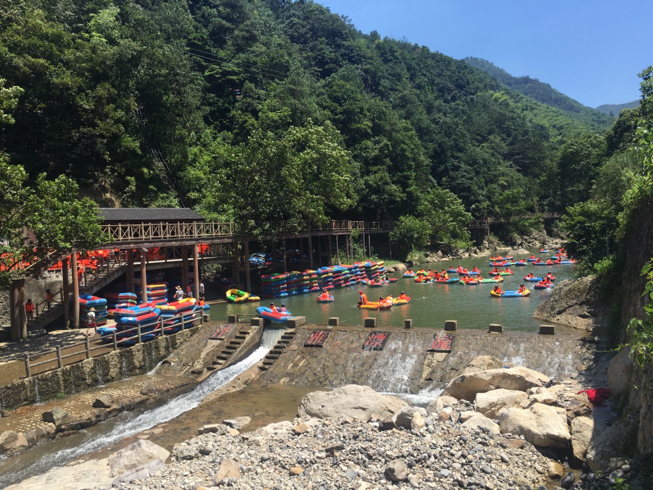 早上出发去温州泽雅漂流,中午在景区附近吃饭,很美味就是有点小贵.